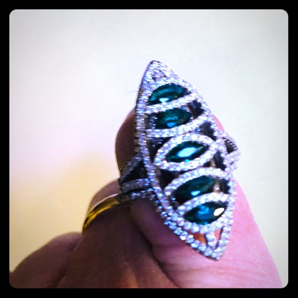 Jewelry - Gorgeous ring with a emerald  looking stone 💎